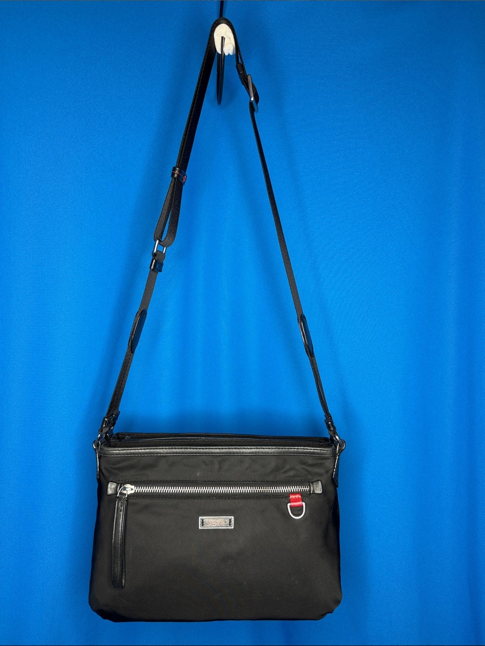 SUPER NICE TUMI UNISEX SHOULDER / CROSSBODY / TRAVEL BLACK NYLON & LEATHER BAG
